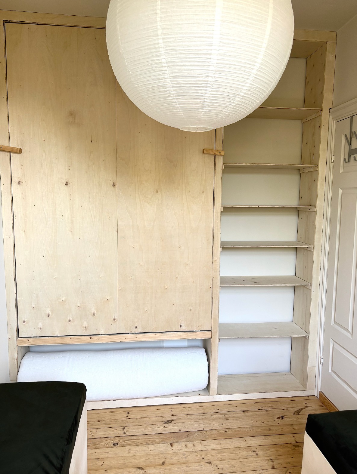 Ekstra seng og hyller spisekrok